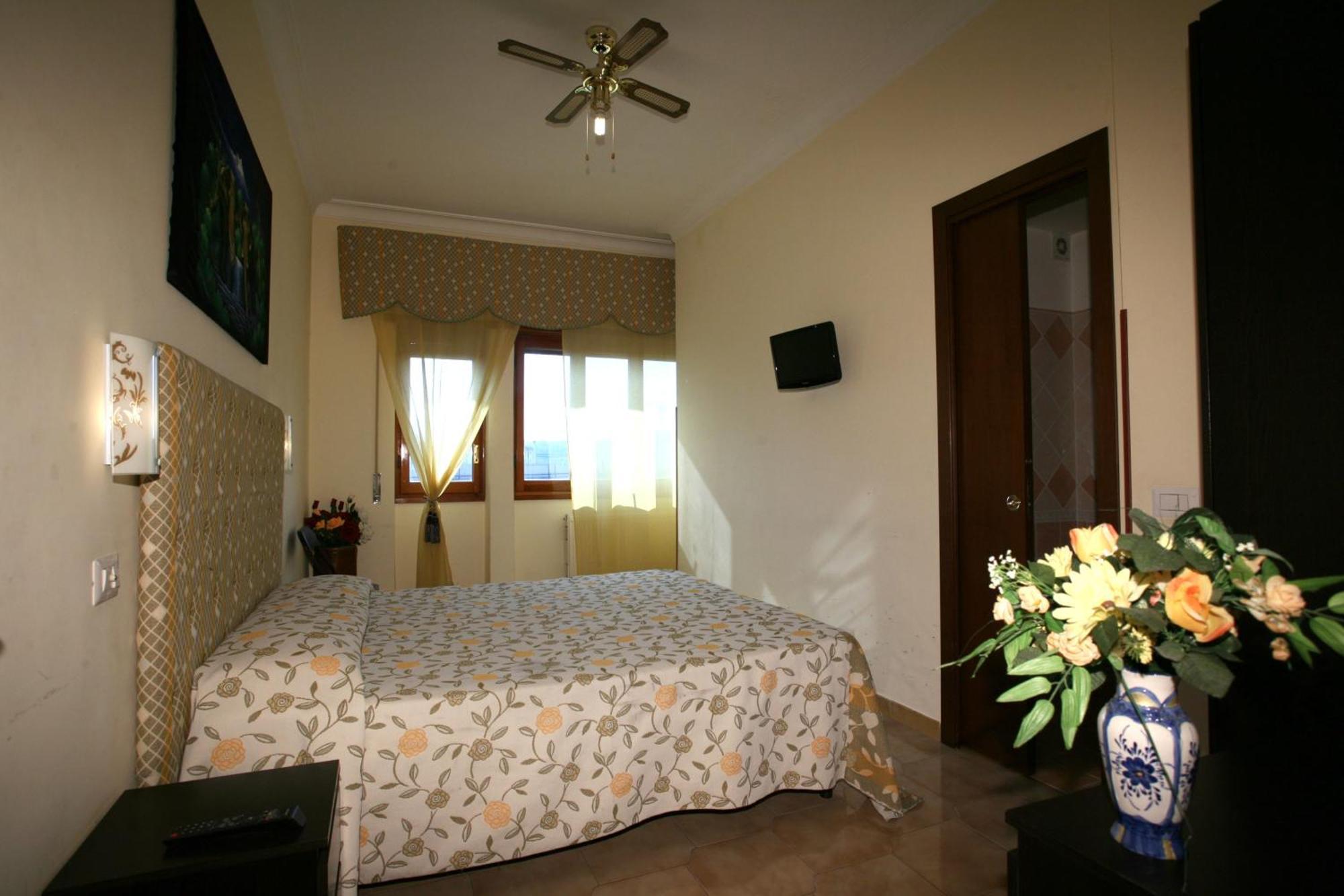 Tiburtina Guesthouse Рим Екстериор снимка