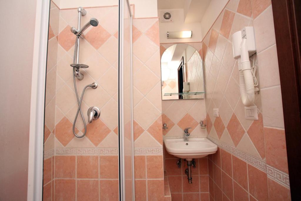 Tiburtina Guesthouse Рим Екстериор снимка